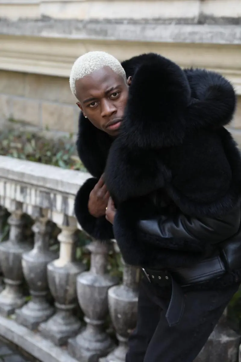 Detachable fur collar on the hat, integrated with the coat (39)