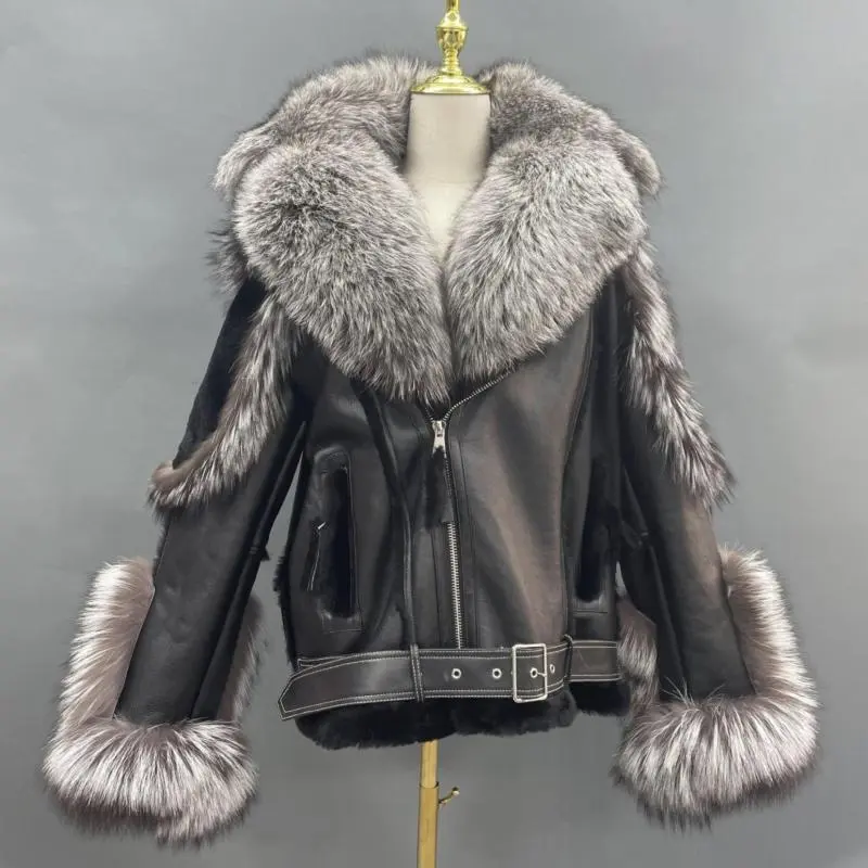 Detachable fur collar on the hat, integrated with the coat (4)