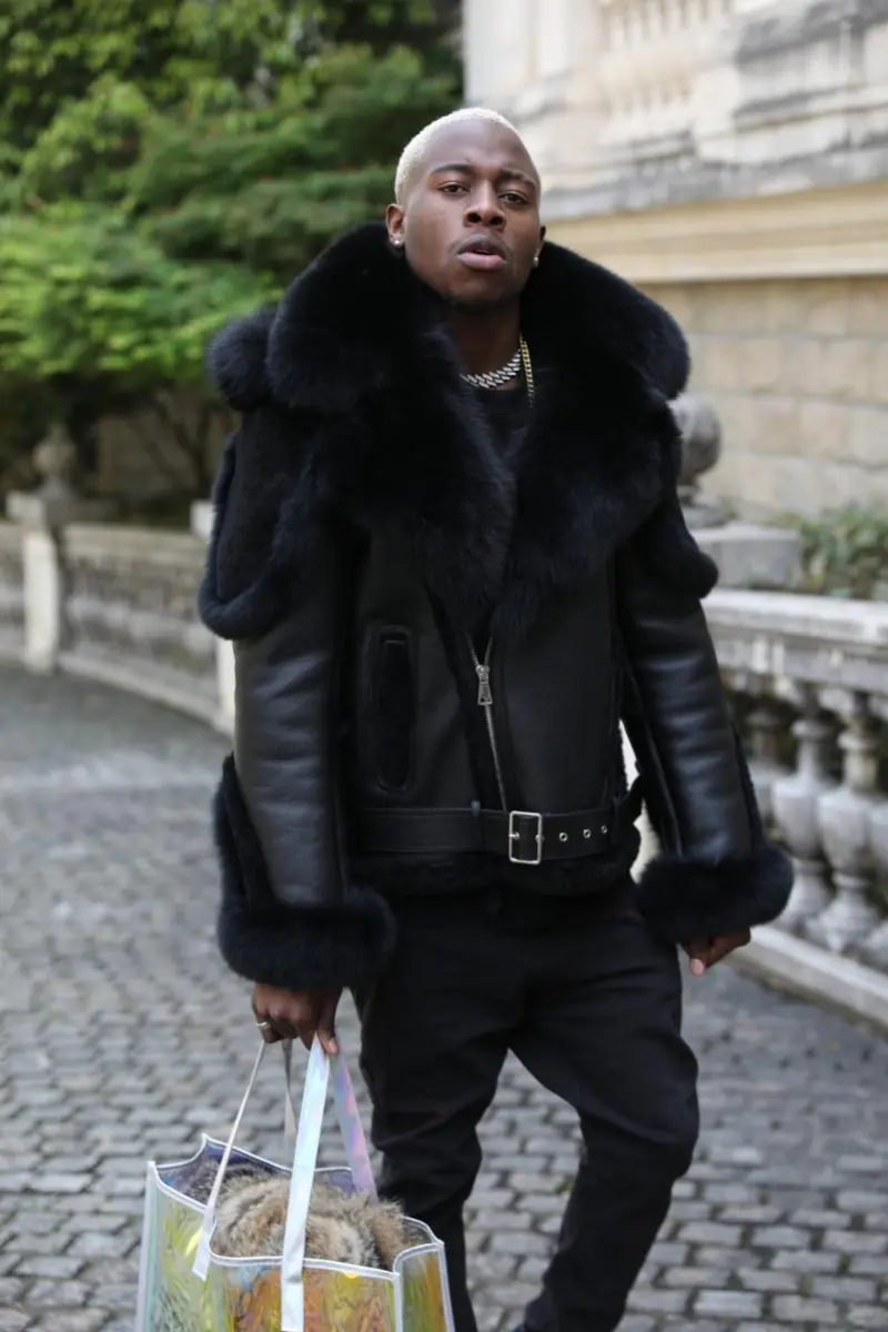 Detachable fur collar on the hat, integrated with the coat (15)