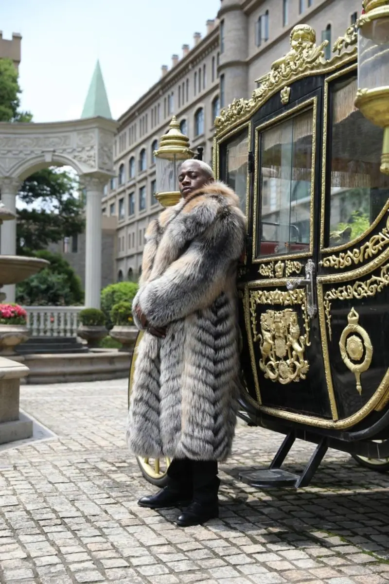Long coat with a Golden Island fox fur collar and buttoned front (11)
