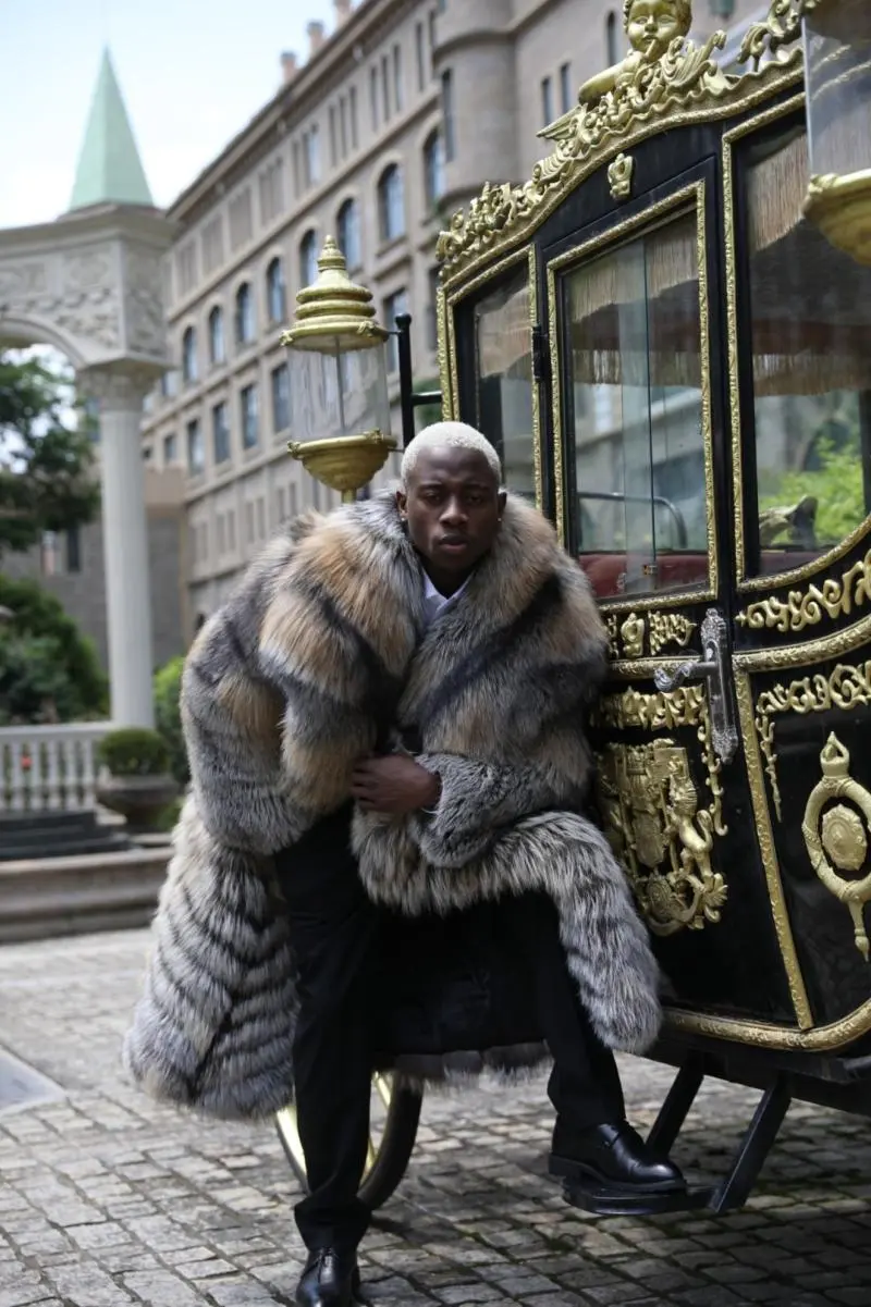 Long coat with a Golden Island fox fur collar and buttoned front (2)