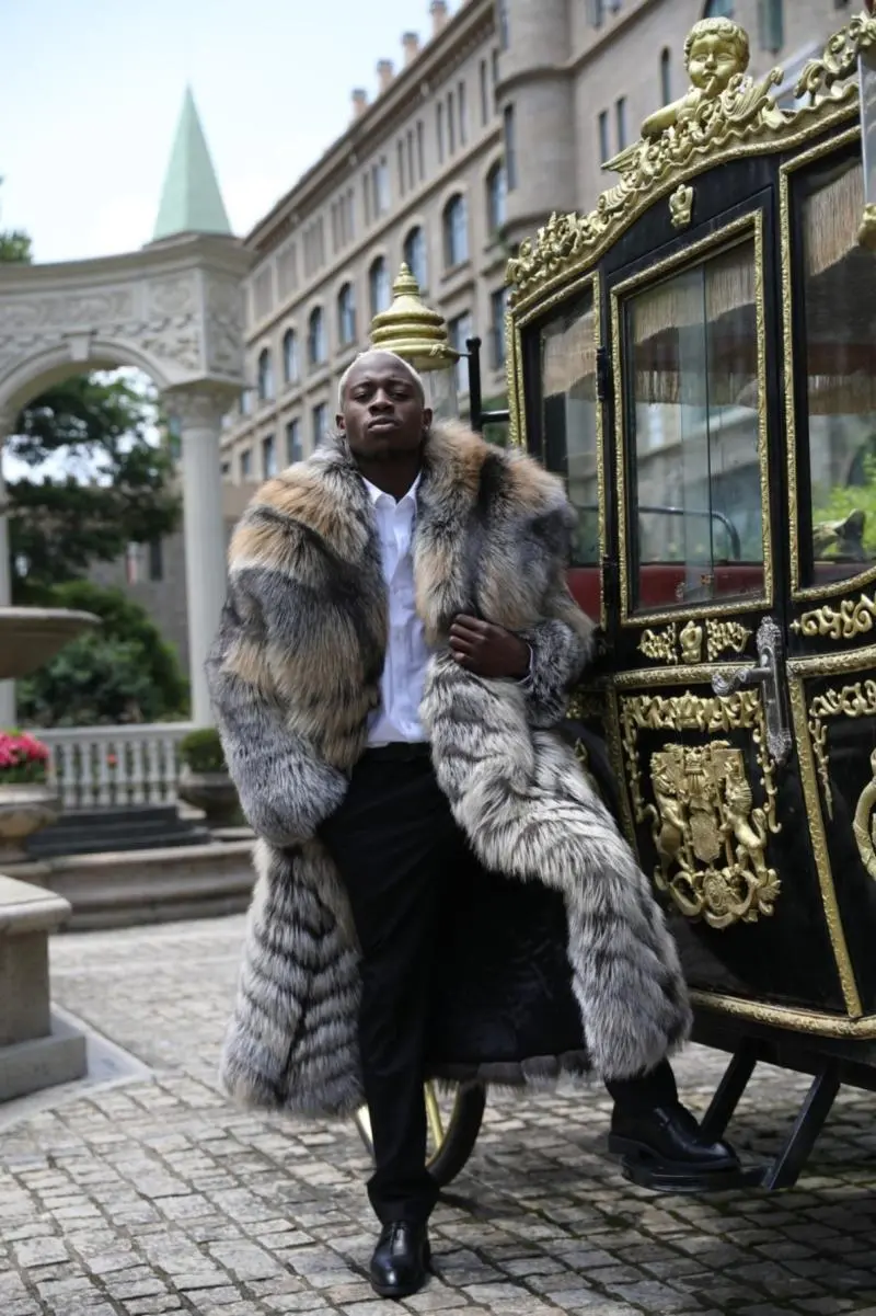 Long coat with a Golden Island fox fur collar and buttoned front (1)