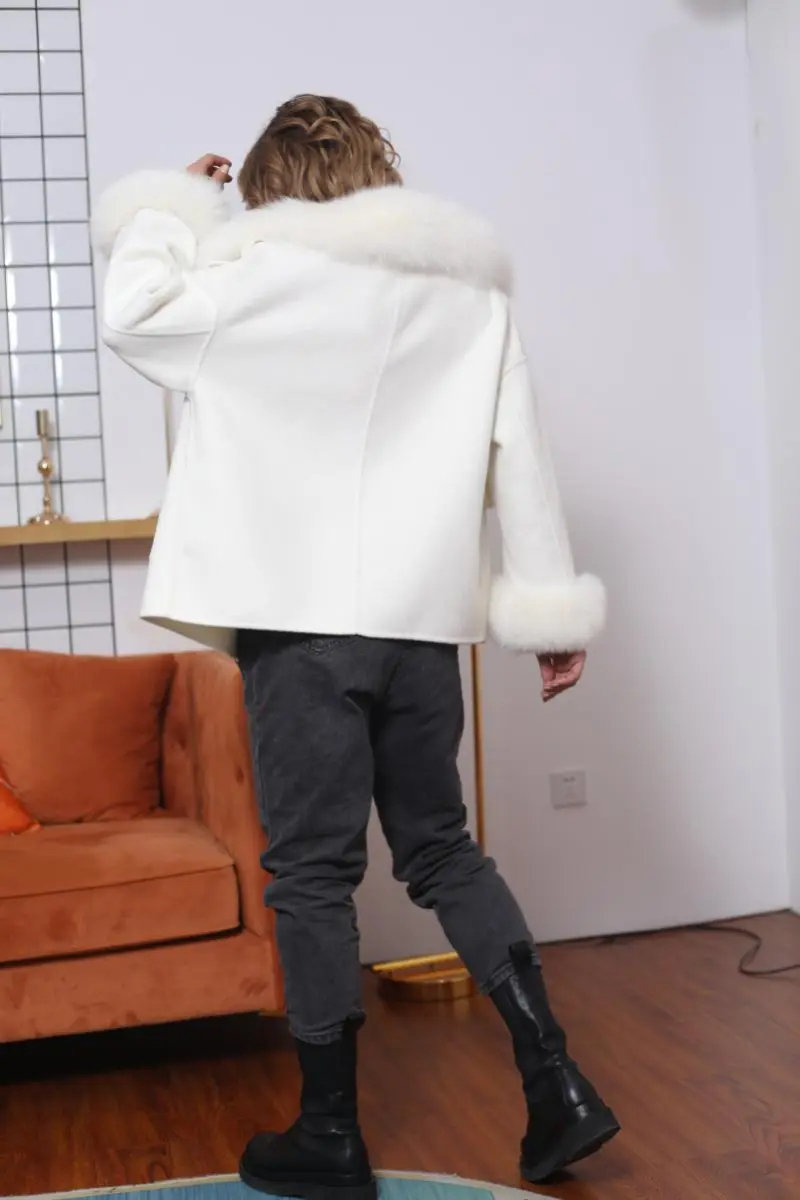 Utility-style Coat with Large Pockets and Collar (for Women) (1)