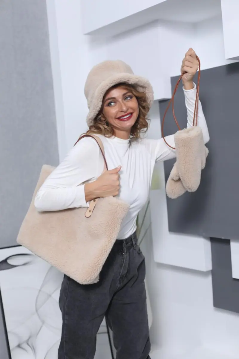 Shearling Hat + Gloves + Shoulder Bag (2)