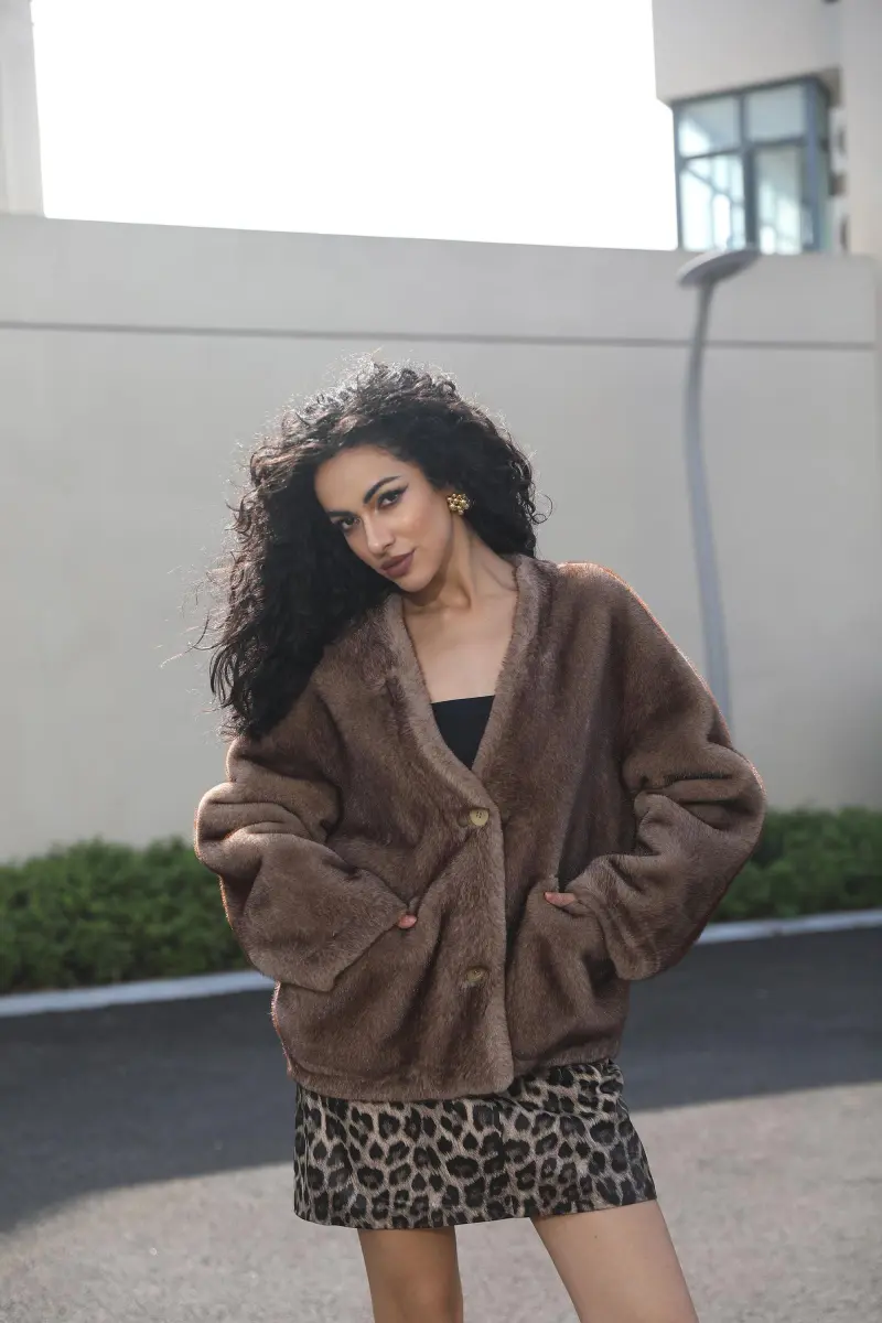 Eco Friendly Wool Jacket Women's New Style Chic V Neck Large Pocket Faux Fur Outerwear (32)